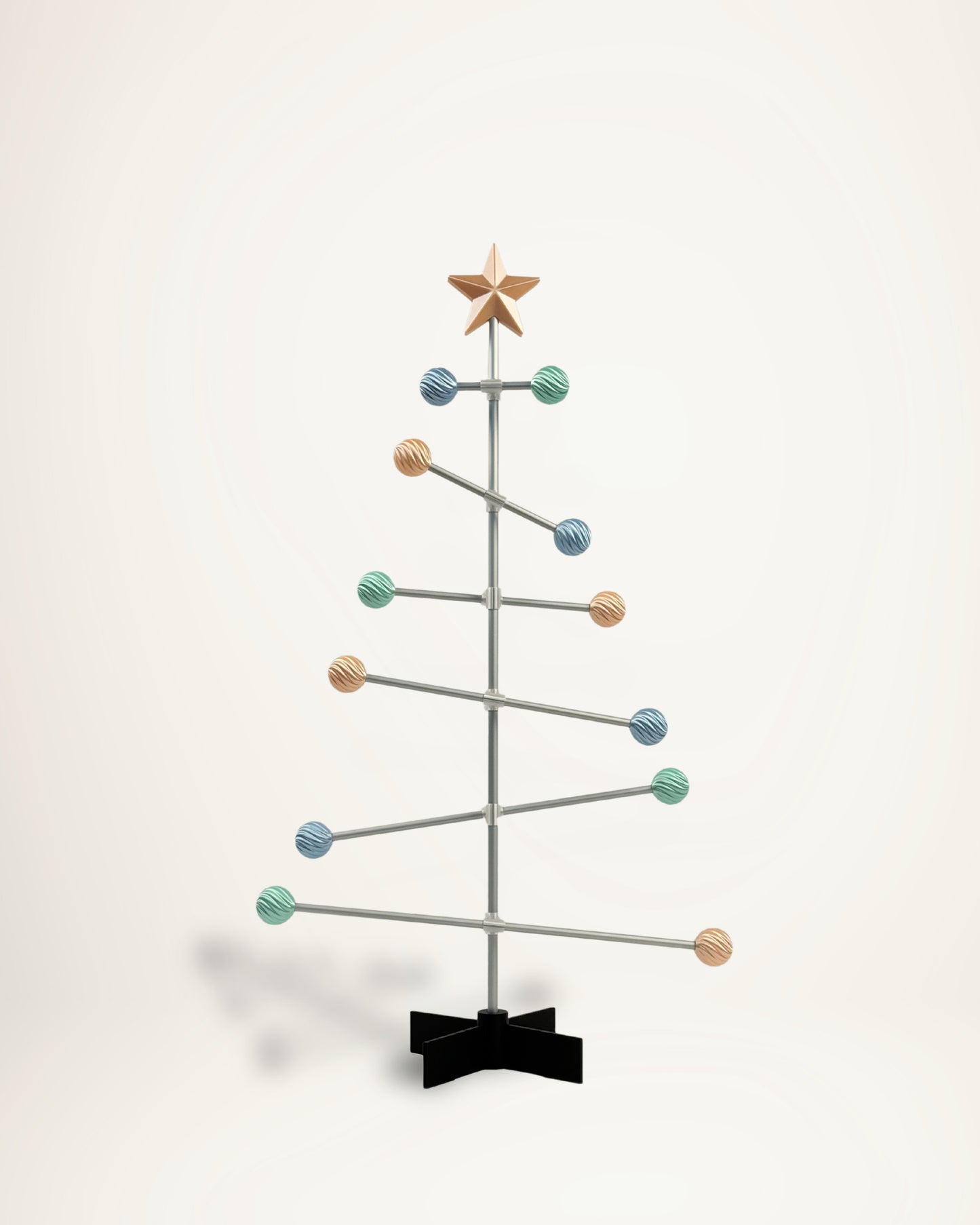 Moderner modularer Weihnachtsbaum aus Metall mit pastellfarbenen Kugeln als Schmuck