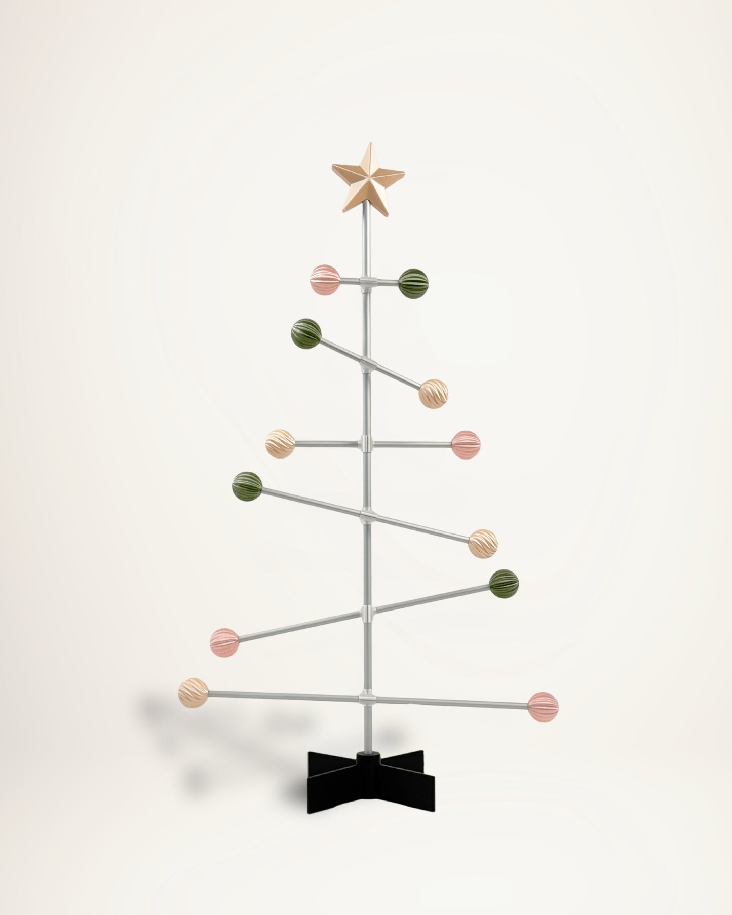 Moderner modularer Osterbaum aus Metall mit pastellfarbenen Frühlingskugeln als Schmuck