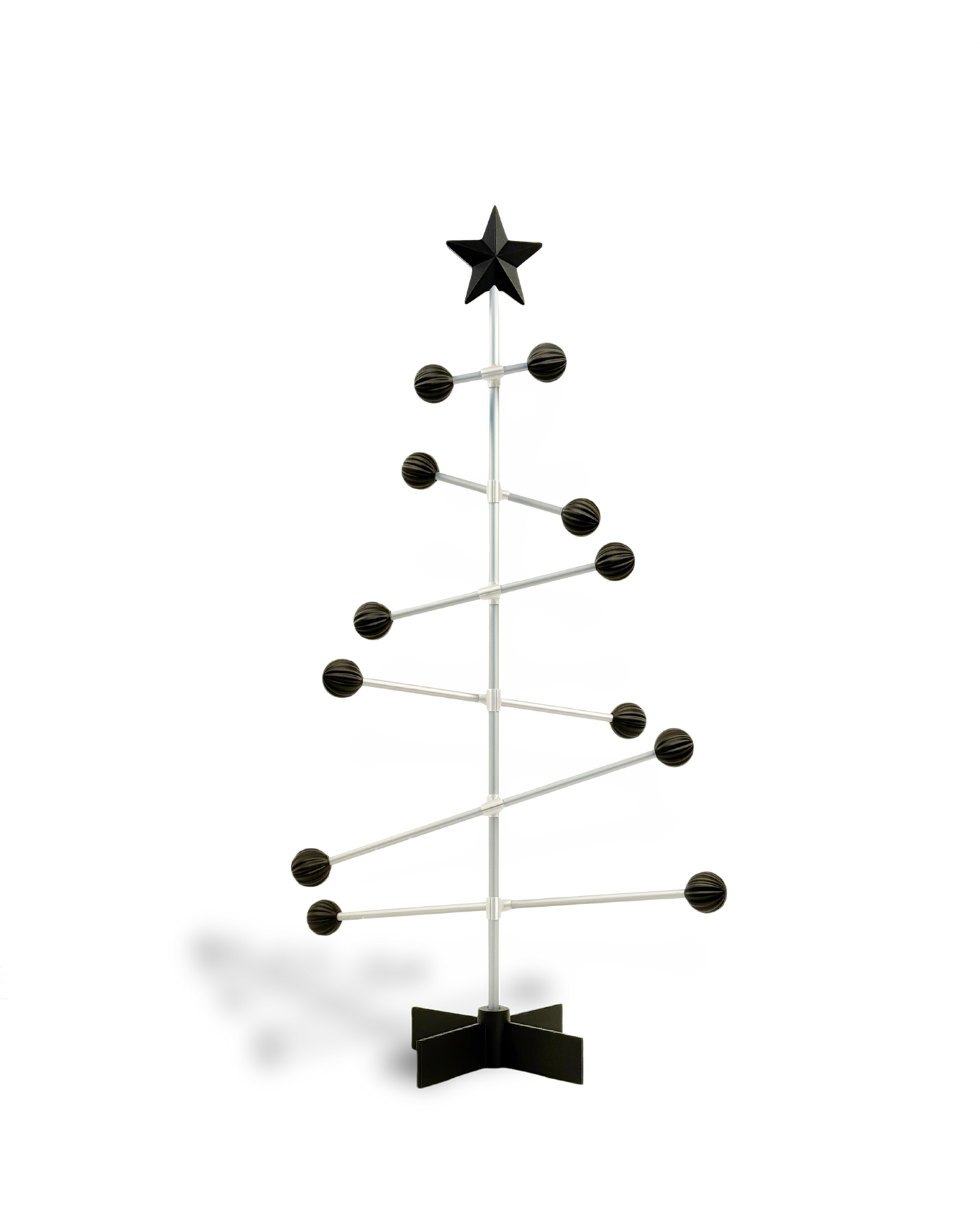 DESY Tree – Moderner modularer Weihnachtsbaum mit schwarzen Kugeln und einem schwarzen Stern.