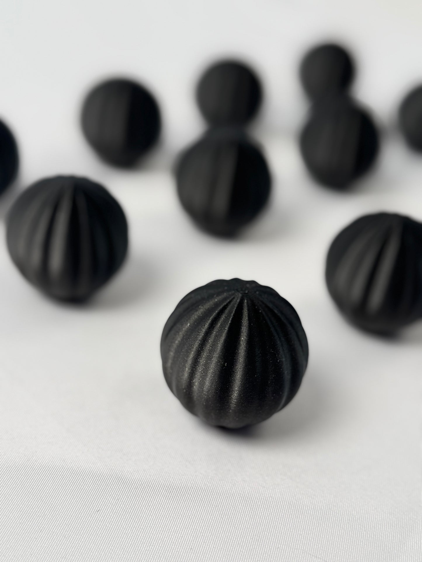 Schwarzes 3D-gedrucktes Kugelornament für den Weihnachtsbaum
