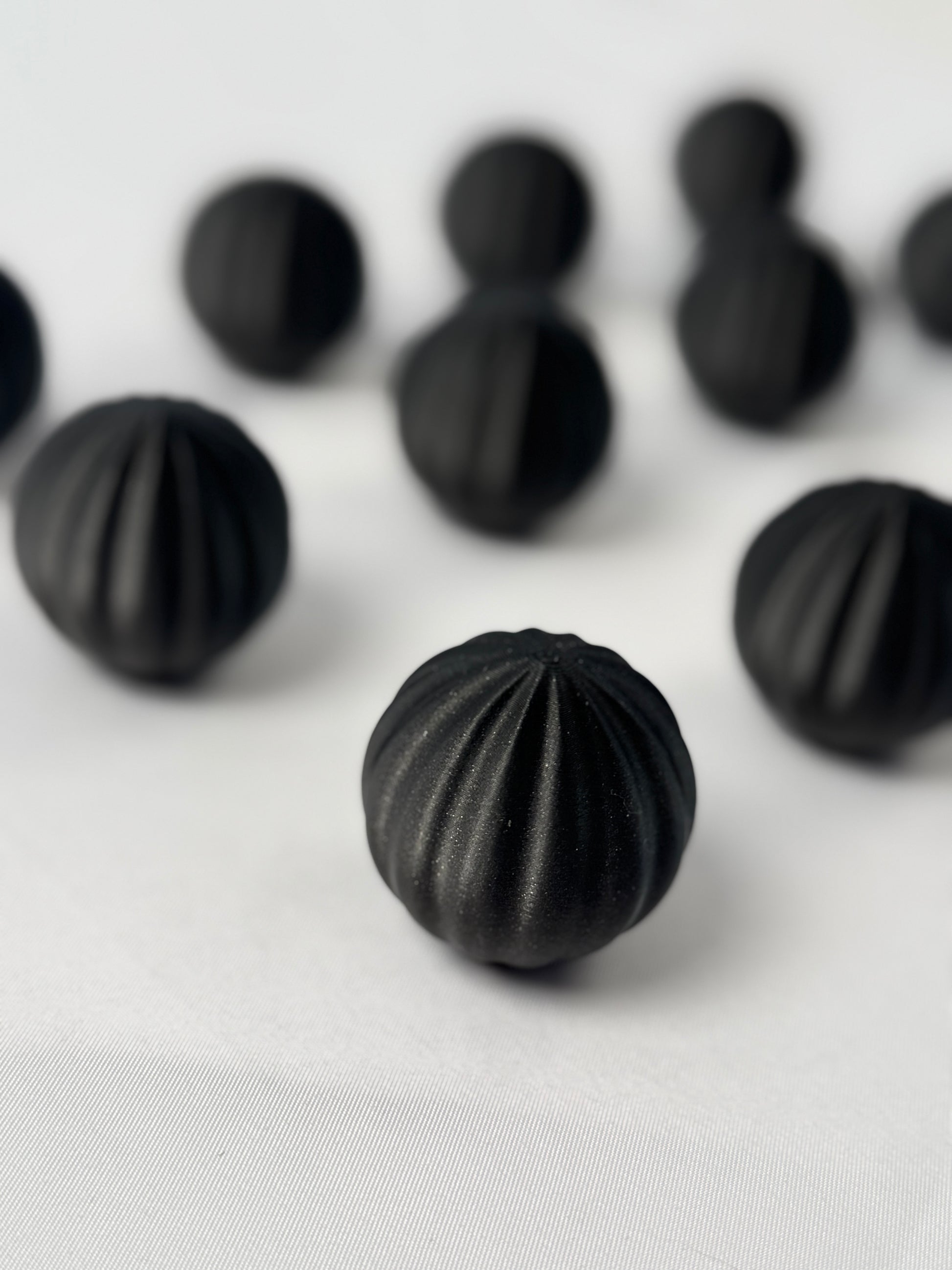 Schwarzes 3D-gedrucktes Kugelornament für den Weihnachtsbaum
