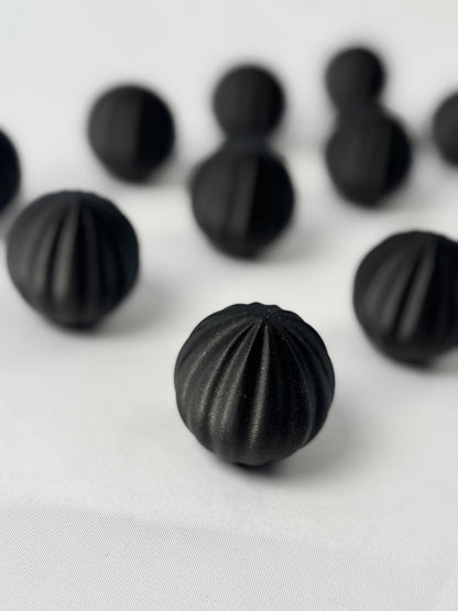 Schwarzes 3D-gedrucktes Kugelornament für den Weihnachtsbaum
