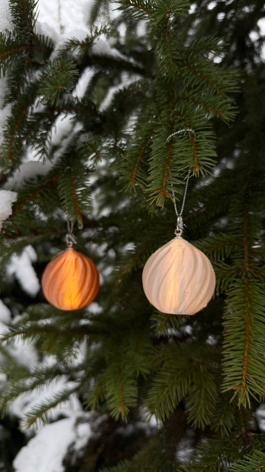 Weihnachtskugel mit LED-Licht – Spiralenmuster (2er-Set)