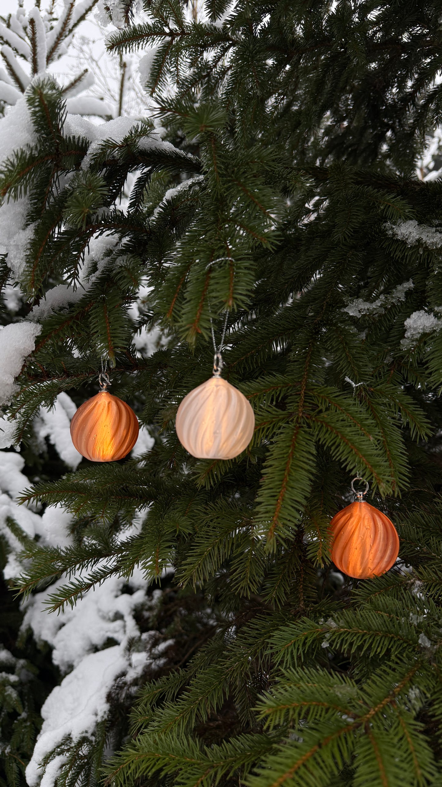 Weihnachtskugel mit LED-Licht – Spiralenmuster (2er-Set)