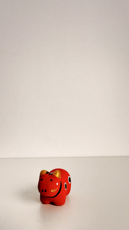 Handgefertigte Akabeko-Glücksbringerfigur