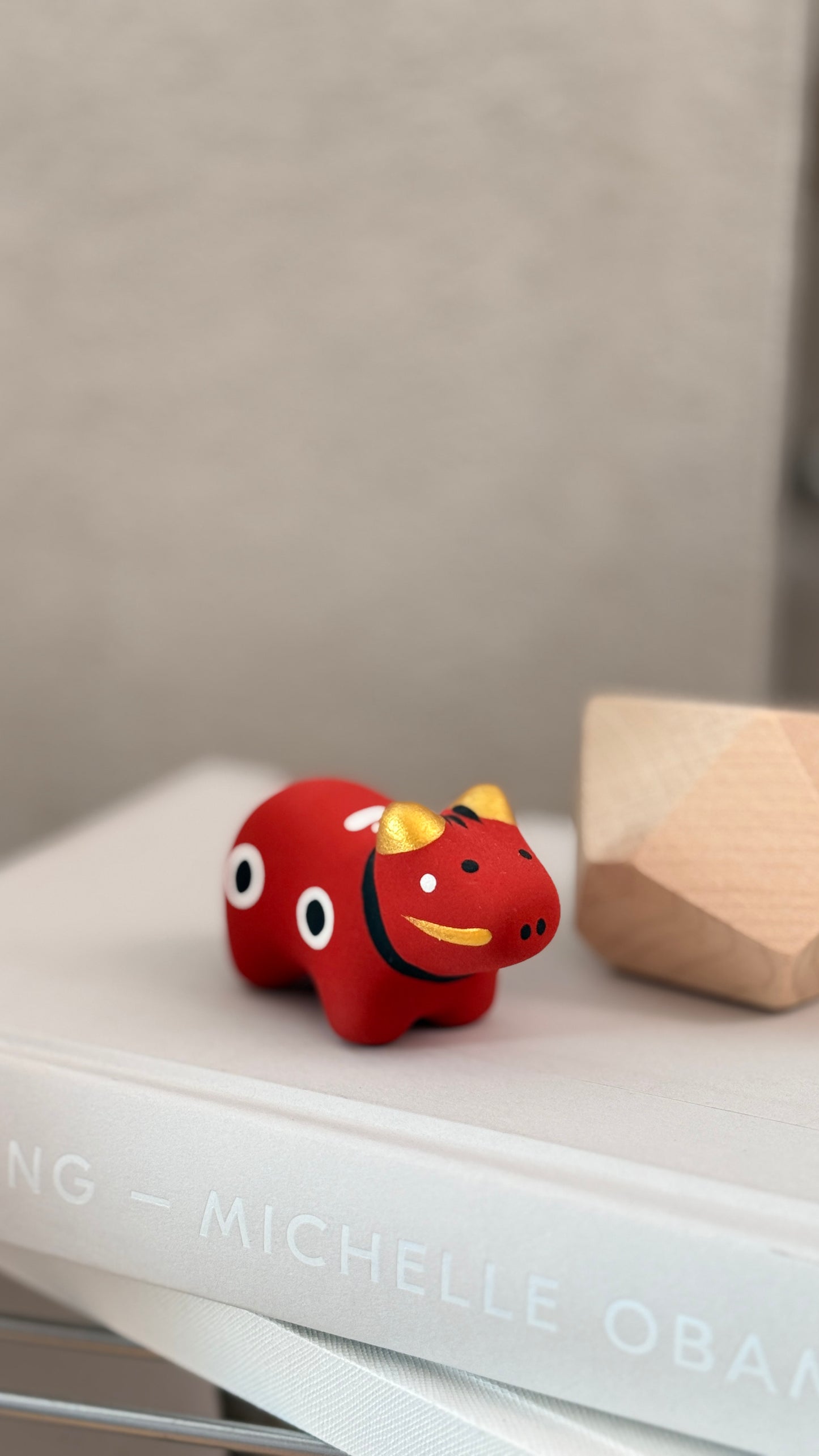 Handgefertigte Akabeko-Glücksbringerfigur