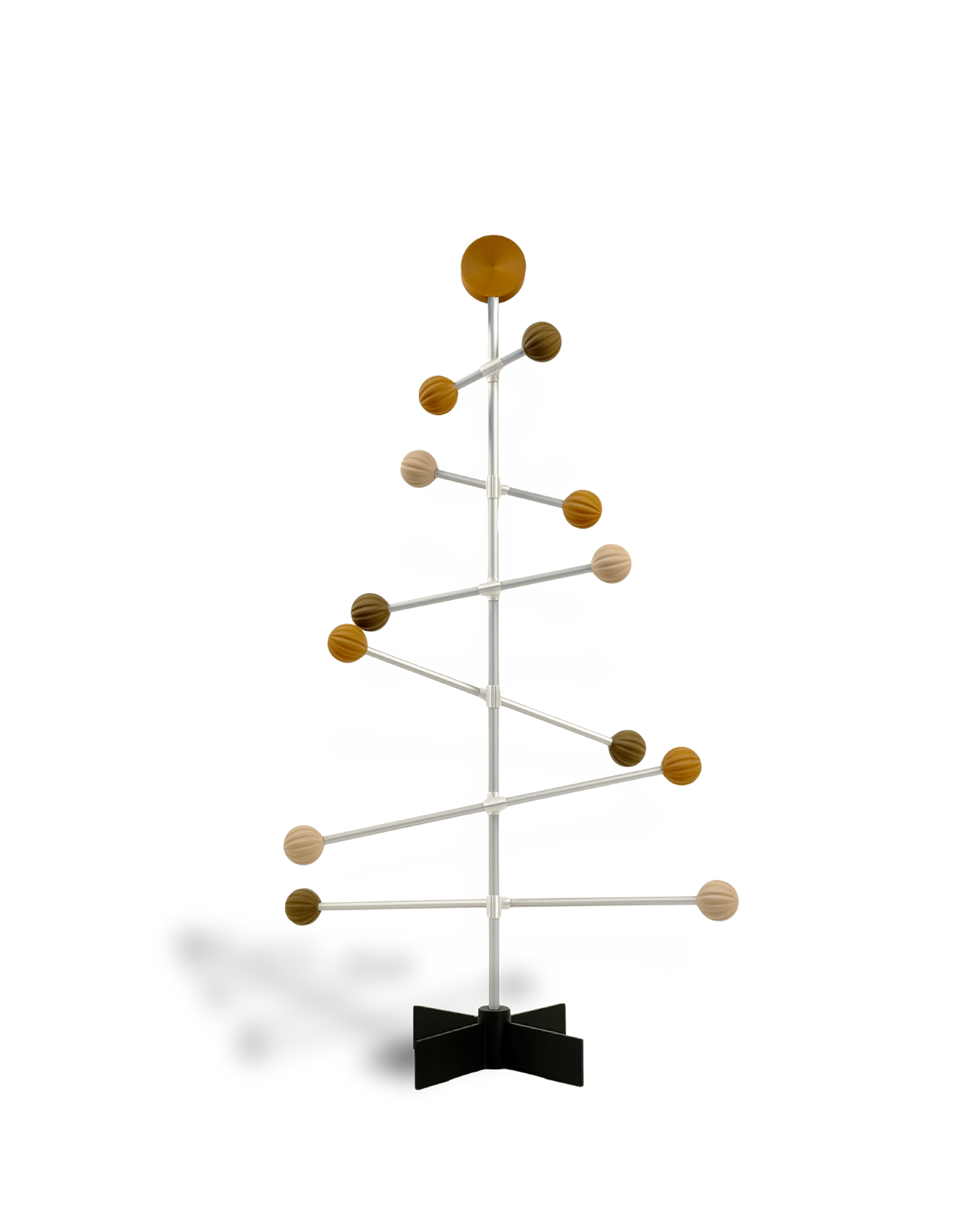 Dekorativer moderner Weihnachtsbaum mit bunten Holzkugeln und Metallzweigen auf weißem Hintergrund