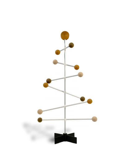 Dekorativer moderner Weihnachtsbaum mit bunten Holzkugeln und Metallzweigen auf weißem Hintergrund