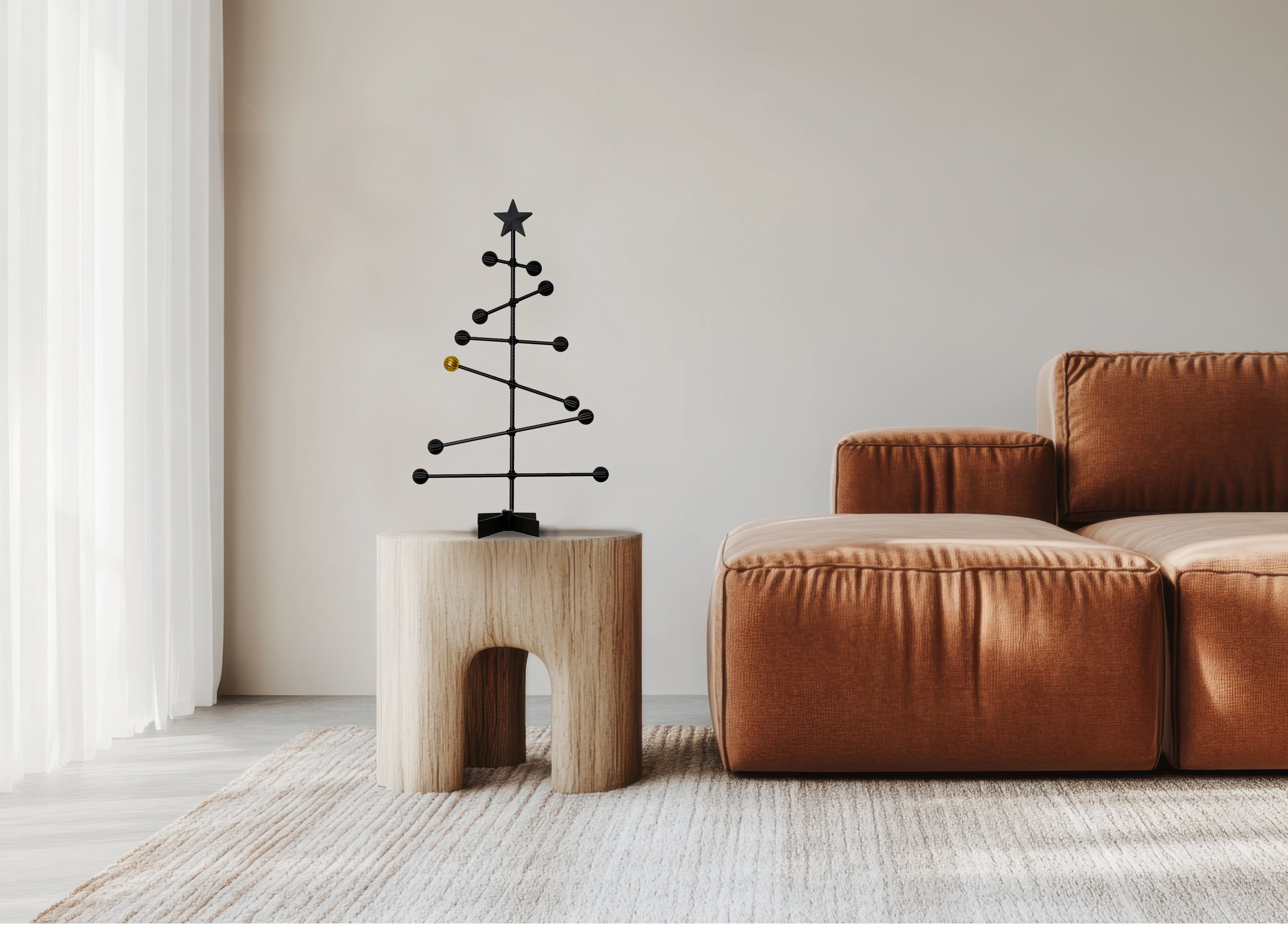 Modernes Wohnzimmer mit einem braunen Sofa und einem kleinen Holztisch mit einem modernen Weihnachtsbaum aus Metall.