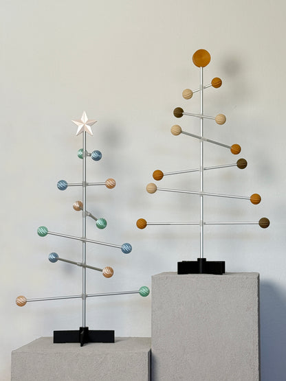 Moderner dekorativer modularer Baum aus Metall mit pastellfarbenen Kugeln auf neutralem Hintergrund
