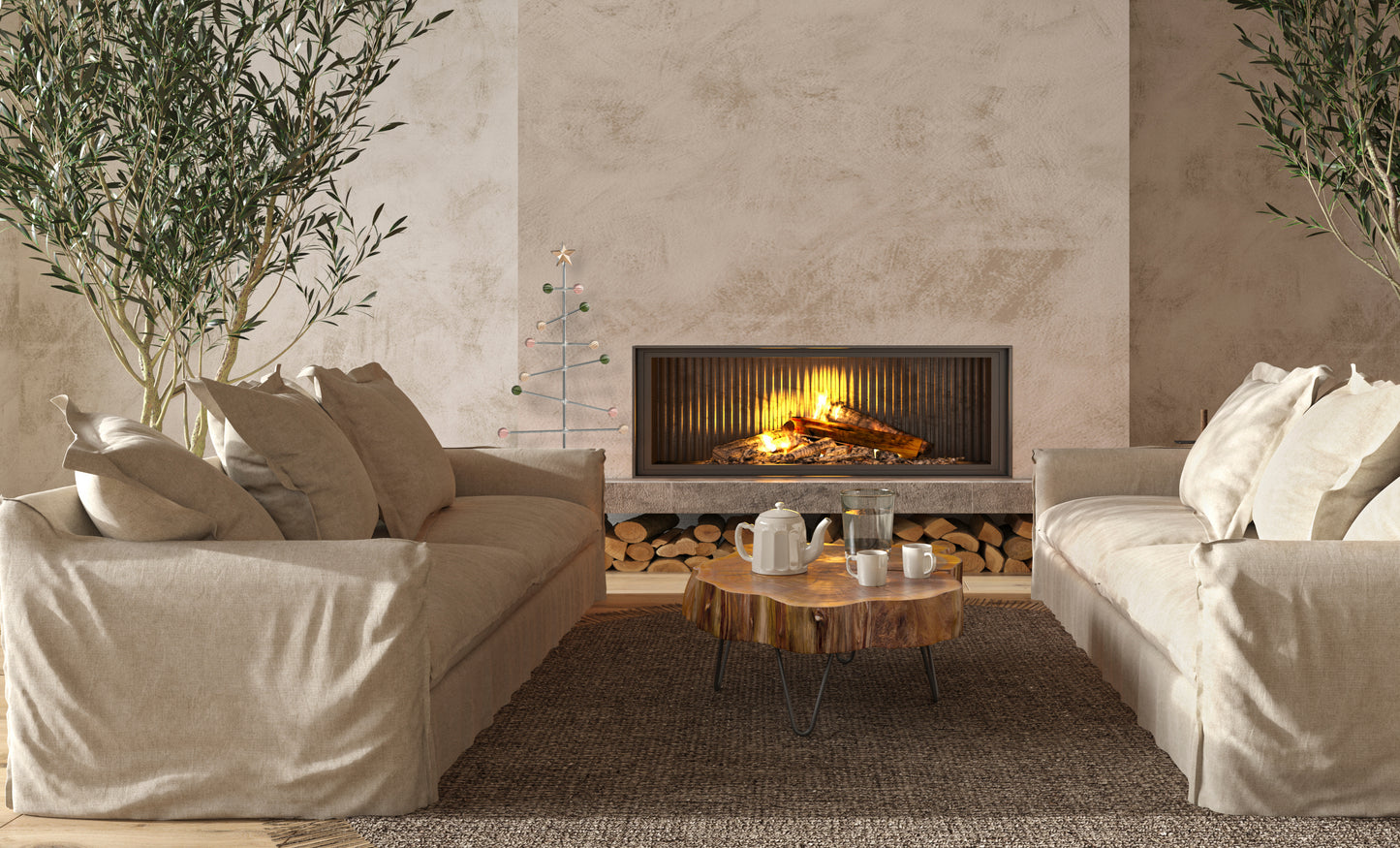 Gemütliches Wohnzimmer mit beigem Ecksofa, weißem Sessel und Kamin. Dekorativer Weihnachtsbaumständer im Hintergrund.