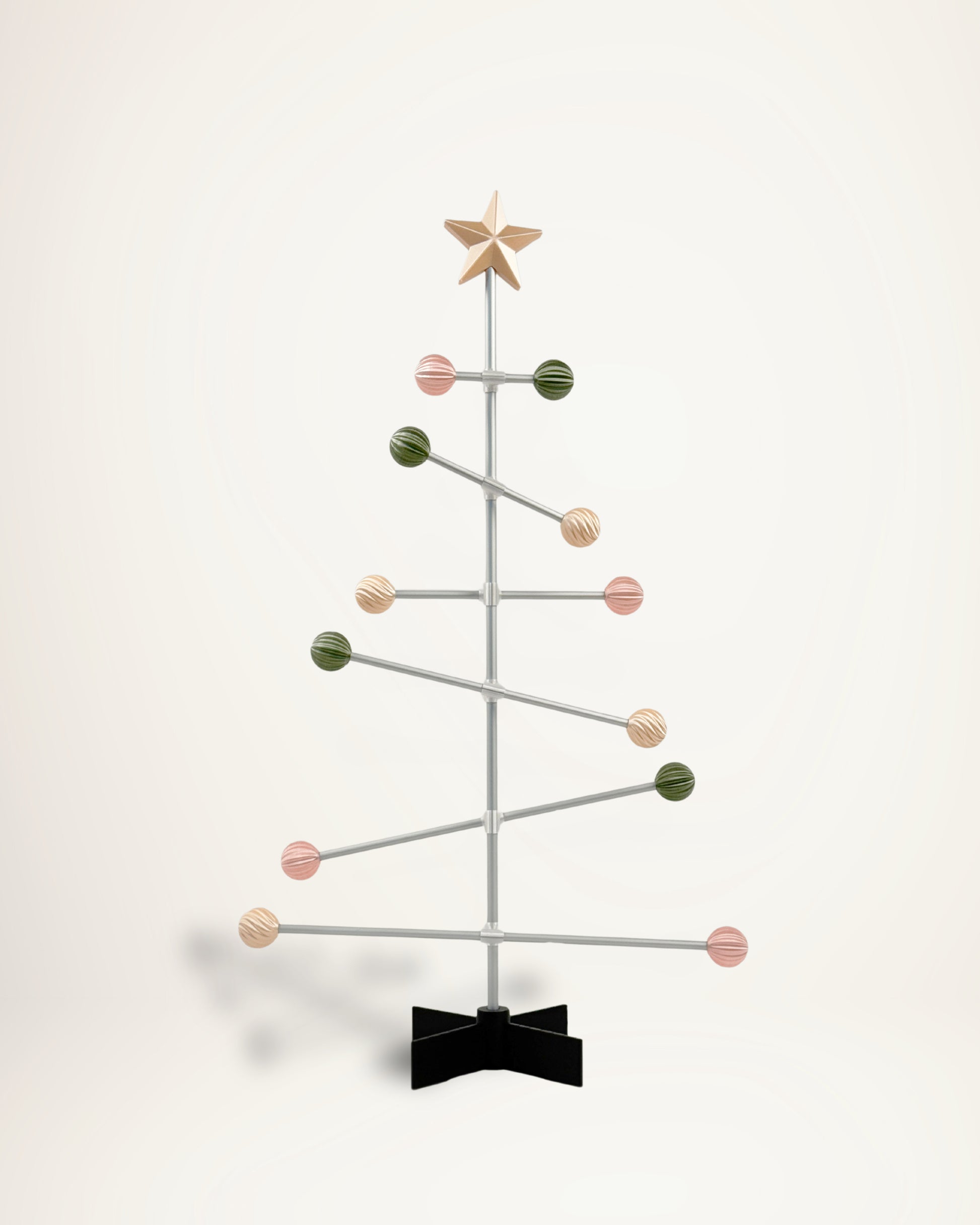 Moderner modularer Osterbaum aus Metall mit pastellfarbenen Frühlingskugeln als Schmuck